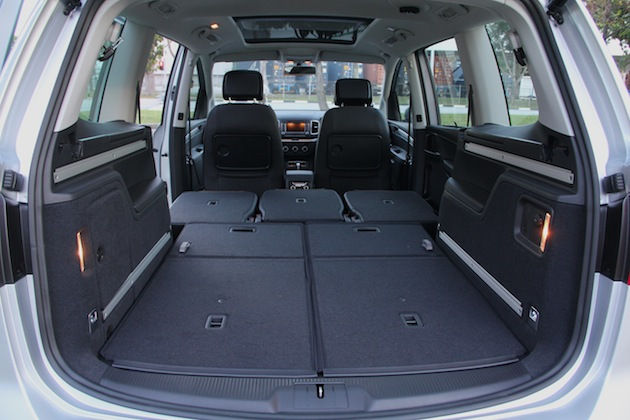 Toisen sukupolven Volkswagen Sharan -minitila-auto