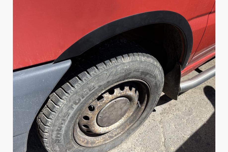 Mercedes Vito W638 1996–2003 Lokasuojan kaarilevikkeet (4 kpl, mustat) Musta ruostumaton teräs Kuva 3
