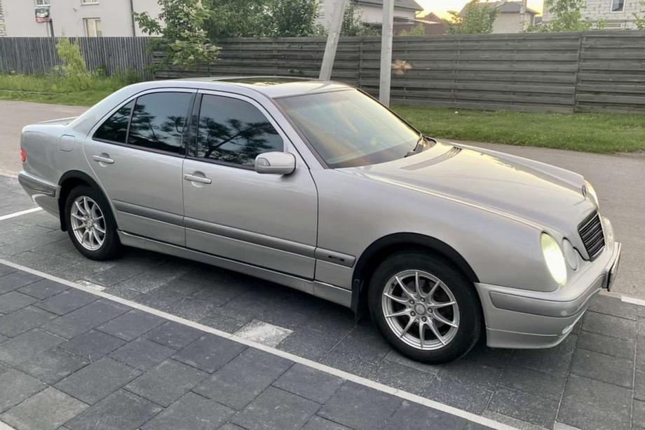 Mercedes E-sarja W210 1995–2002 Lokasuojan kaarilevikkeet (4 kpl, mustat) Image