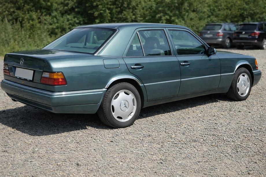 Mercedes E-class W124 1984–1997 Pyöränkaarien listat 1989-1995 (4 kpl, ruostumaton teräs) Image