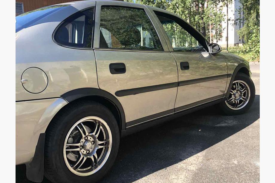 Opel Vectra B 1995–2002 Lokasuojan kaarilevikkeet (4 kpl, mustat) Metalliset Image