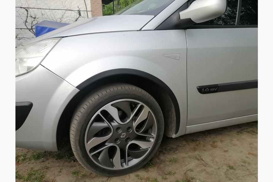 Renault Scenic/Grand 2003–2009 Lokasuojan kaarilevikkeet (4 kpl, mustat) Kuva 1