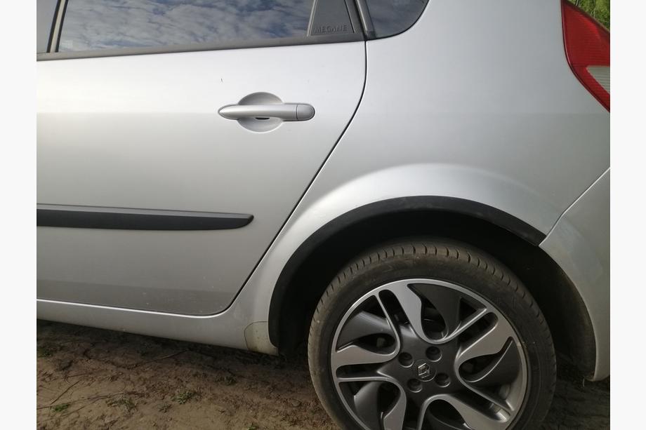 Renault Scenic/Grand 2003–2009 Lokasuojan kaarilevikkeet (4 kpl, mustat) Kuva 2