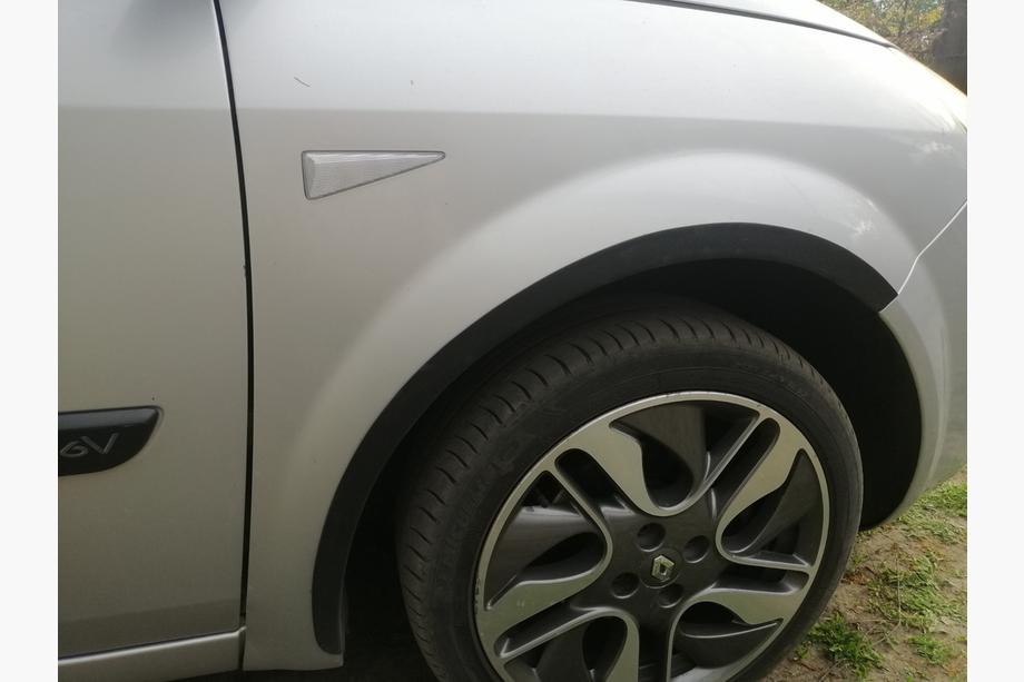 Renault Scenic/Grand 2003–2009 Lokasuojan kaarilevikkeet (4 kpl, mustat) Kuva 3