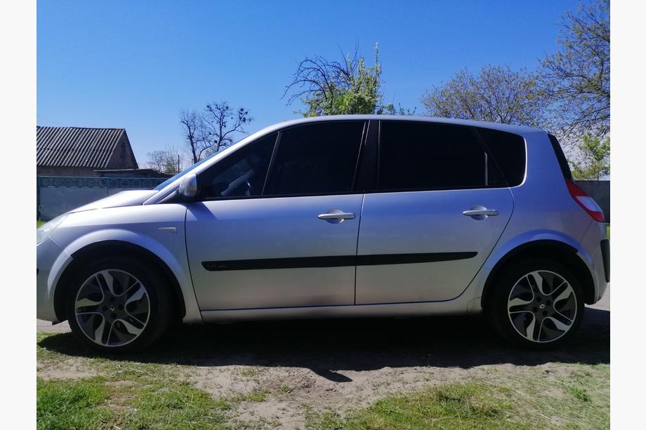 Renault Scenic/Grand 2003–2009 Lokasuojan kaarilevikkeet (4 kpl, mustat) Kuva 4