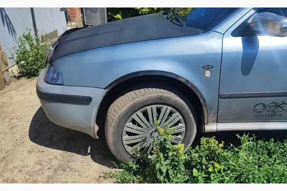 Skoda Octavia I Tour A4 1996–2010 Lokasuojan kaarilevikkeet (4 kpl, mustat) Image