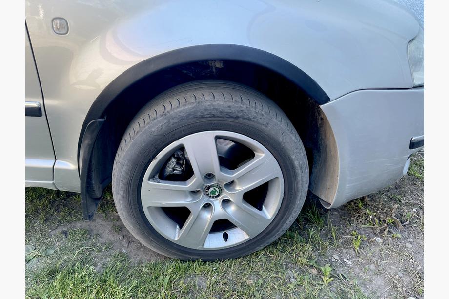 Skoda Superb 2001–2009 Lokasuojan kaarilevikkeet (4 kpl, mustat) ABS-muovi Kuva 2