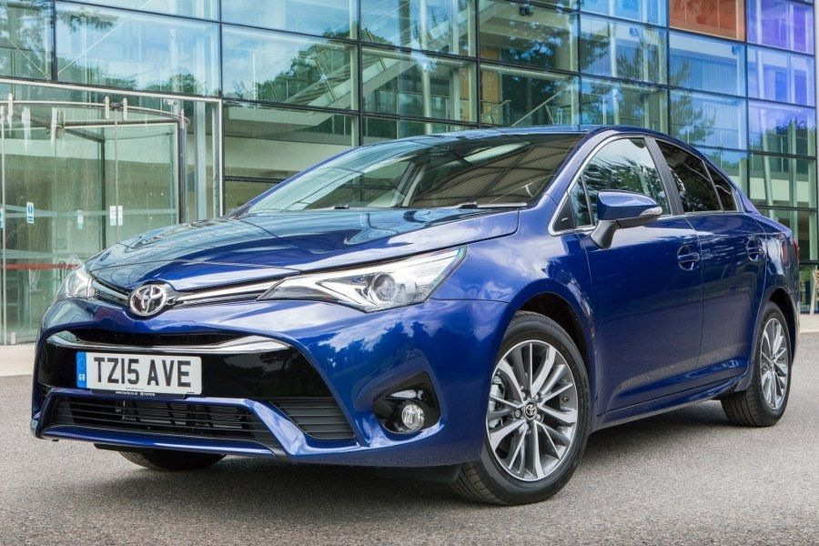 Katsaus uudistettuun Toyota Avensis -sedaniin