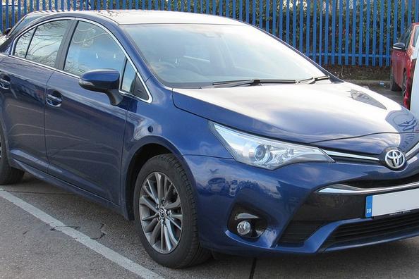 Katsaus uudistettuun Toyota Avensis -sedaniin