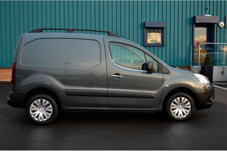 Citroen Berlingo 2008–2018 Ovien ikkunankehyslistat (RST) Kuva 2