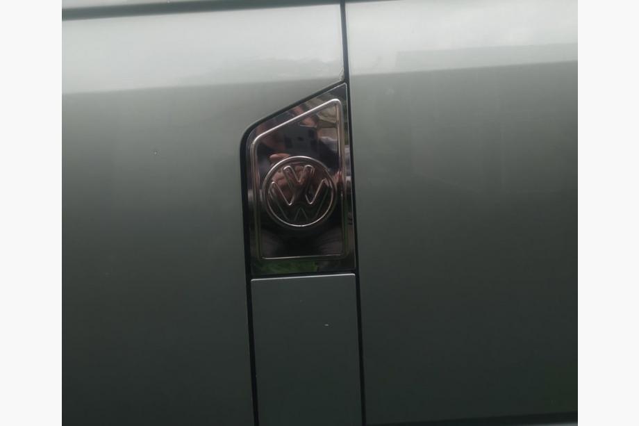 Volkswagen T5 Multivan 2003–2010 Polttoaineluukun kromikoristekansi logolla (Carmos) Image
