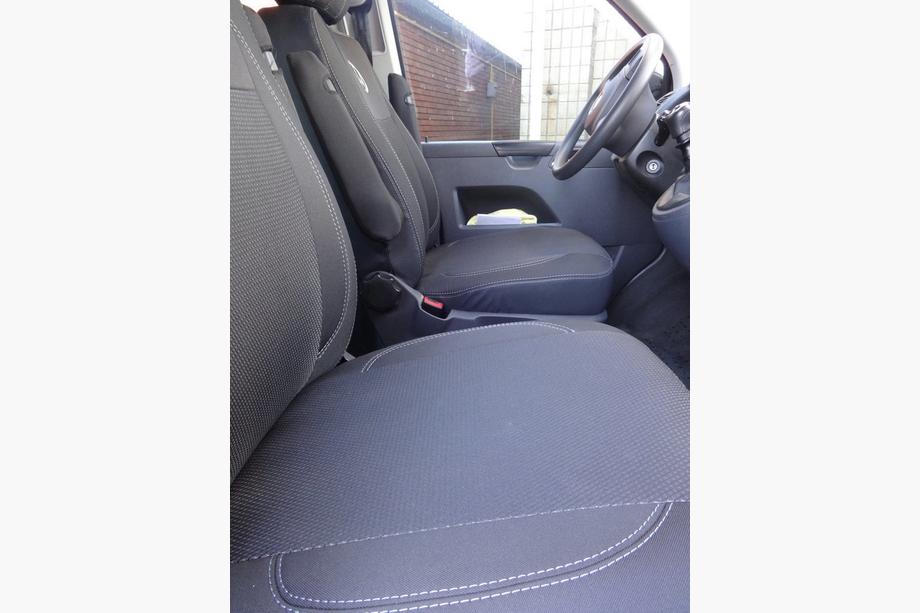 Volkswagen T5 2010–2015 Auton penkinpäälliset (keinonahka↗kangas, Premium) Etupenkit (2+1) Kuva 10