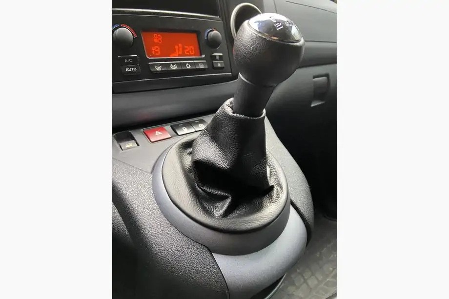 Peugeot Partner Tepee 2008–2018 Nahkainen vaihdekepin suojapussi Kuva 2