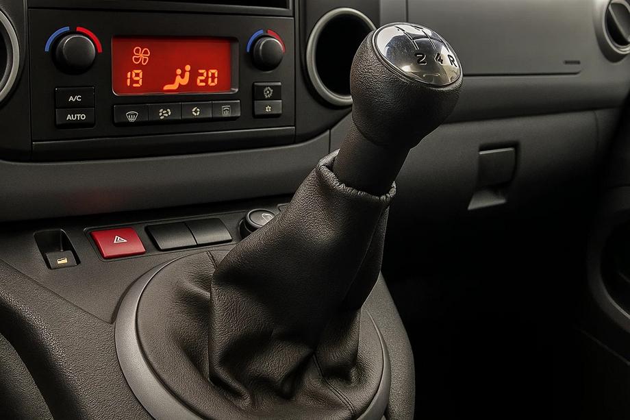 Citroen Berlingo 2008–2018 Nahkainen vaihdekepin suojapussi Kuva 1