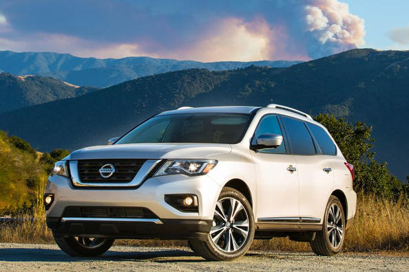 Katsaus päivitettyyn 7-paikkaiseen Nissan Pathfinder -crossoveriin