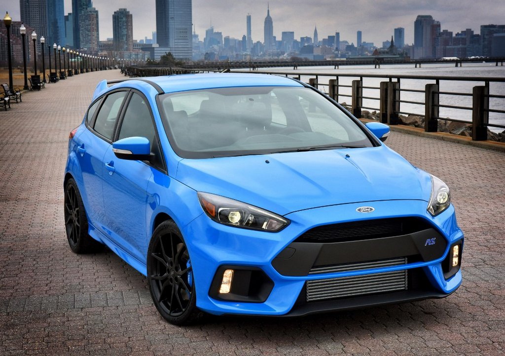 Katsaus urheilulliseen Ford Focus RS -viistoperään