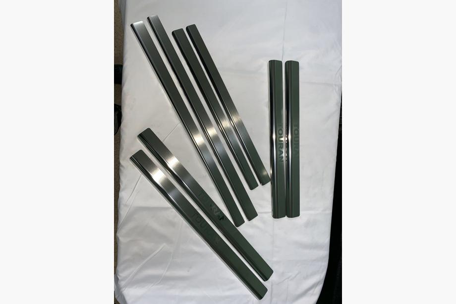 Volkswagen Touran 2003–2010 Nataniko ovikynnyslistat (4 kpl, ruostumaton teräs) Vakio – Lohmann-teippi, 0,5 mm Kuva 6