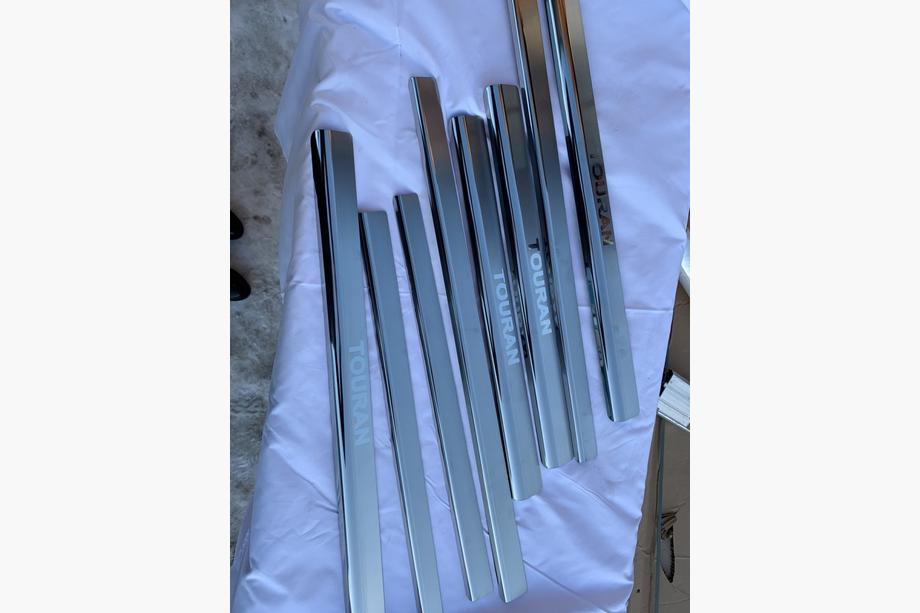 Volkswagen Touran 2003–2010 Nataniko ovikynnyslistat (4 kpl, ruostumaton teräs) Vakio – Lohmann-teippi, 0,5 mm Kuva 3
