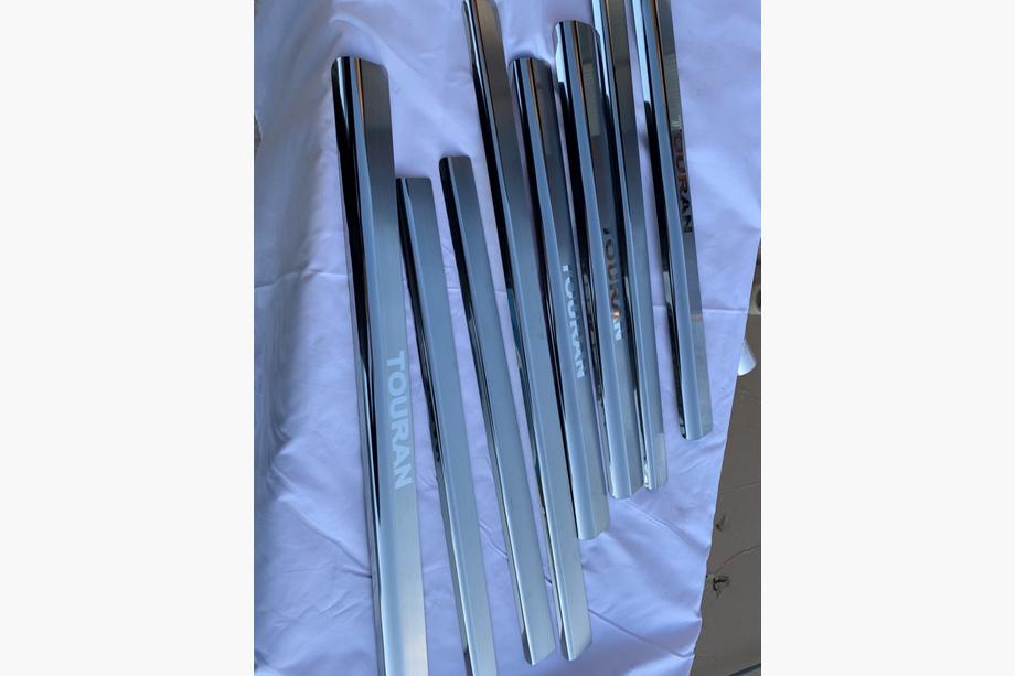 Volkswagen Touran 2003–2010 Nataniko ovikynnyslistat (4 kpl, ruostumaton teräs) Vakio – Lohmann-teippi, 0,5 mm Kuva 2