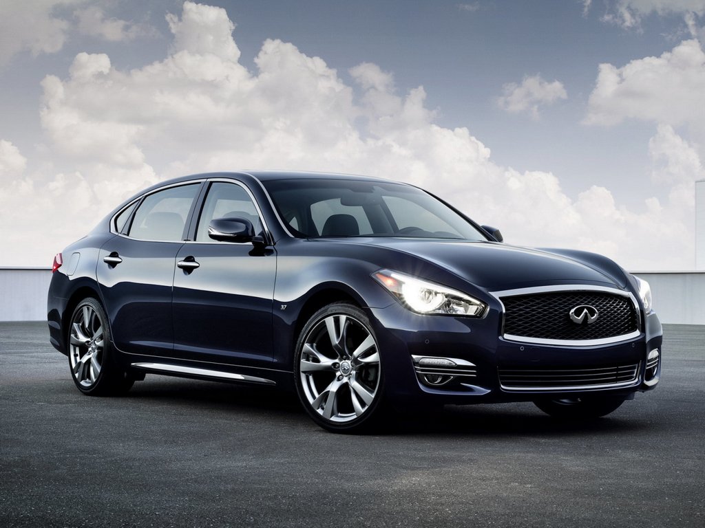 Business-luokan Infiniti Q70 -sedan