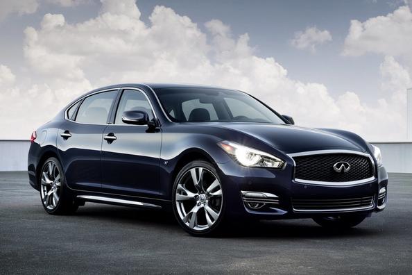 Business-luokan Infiniti Q70 -sedan