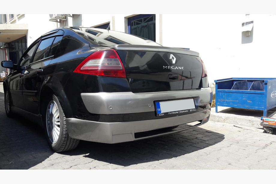 Renault Megane II 2004–2009 Takapuskurin suojapaneeli (maalattava) Image