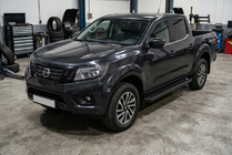 Nissan Navara/NP300 2016– Allmond Black sivuportaat (2 kpl, alumiini) kuva 1