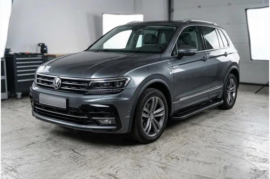 Volkswagen Tiguan 2016–2023 Allmond Black sivuaskelmat (2 kpl, alumiini) Image