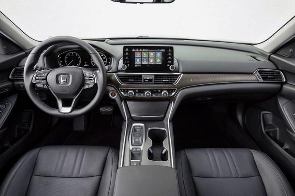 Honda Accord 10. sukupolven sedanin koeajo Kuva 8