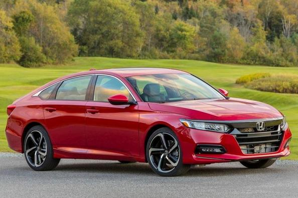 Honda Accord 10. sukupolven sedanin koeajo Kuva 1