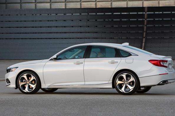 Honda Accord 10. sukupolven sedanin koeajo Kuva 4