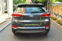 Hyundai Tucson TL 2016–2021 Koristelista rekisterikilven yläpuolelle (2015—2018, yläosa, leveä, ruostumaton teräs) kuva 2