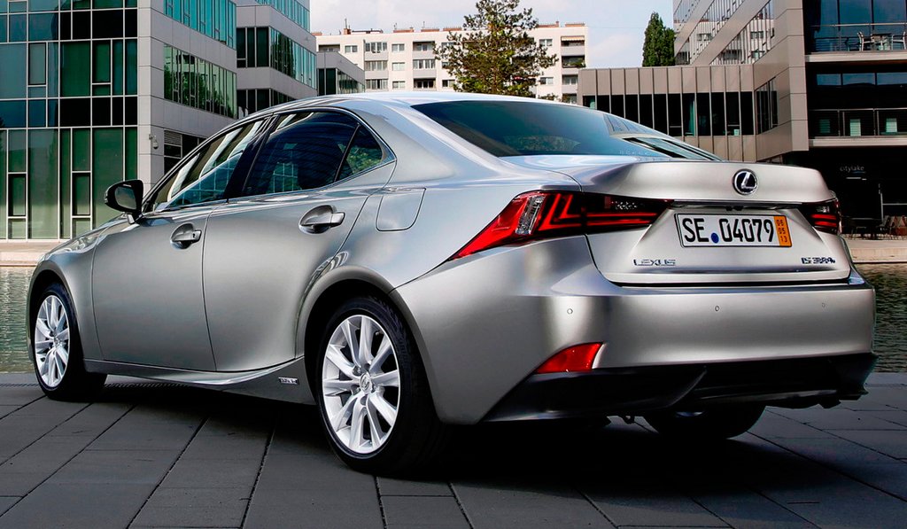 Uudistettu Lexus IS -sedan