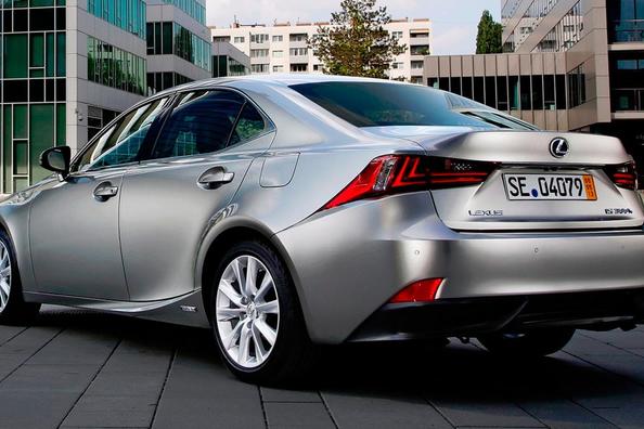 Uudistettu Lexus IS -sedan Kuva 6