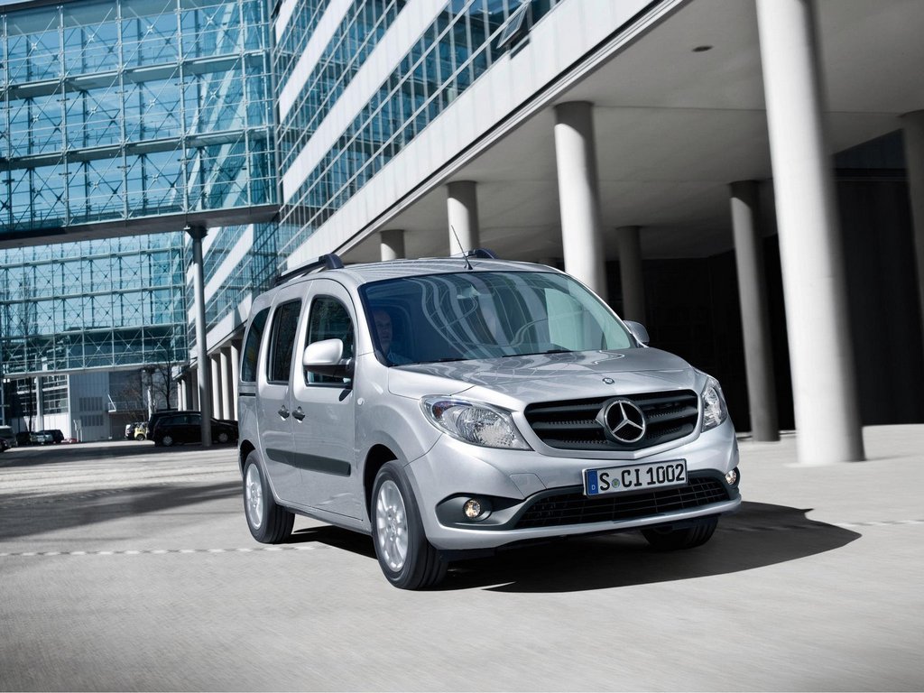 Katsaus kompaktiin Mercedes-Benz Citan -tila-autoon