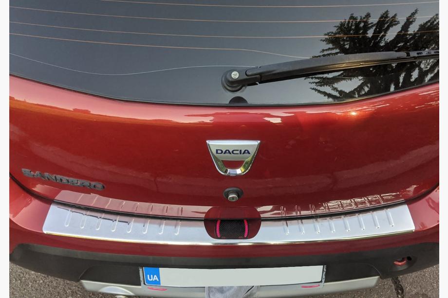 Dacia Sandero 2007–2013 Takapuskurin suojalista Carmos V1 (ruostumaton teräs) Image