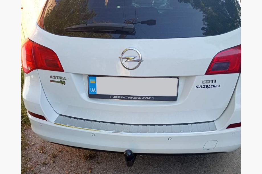 Opel Astra J 2009–2015 Takapuskurin suojalista V-1 Carmos (SW, ruostumaton teräs) Image