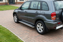 Toyota Rav 4 2001–2005 Maydos V2 sivuportaat (2 kpl, alumiini ↗ ruostumaton teräs) kuva 1