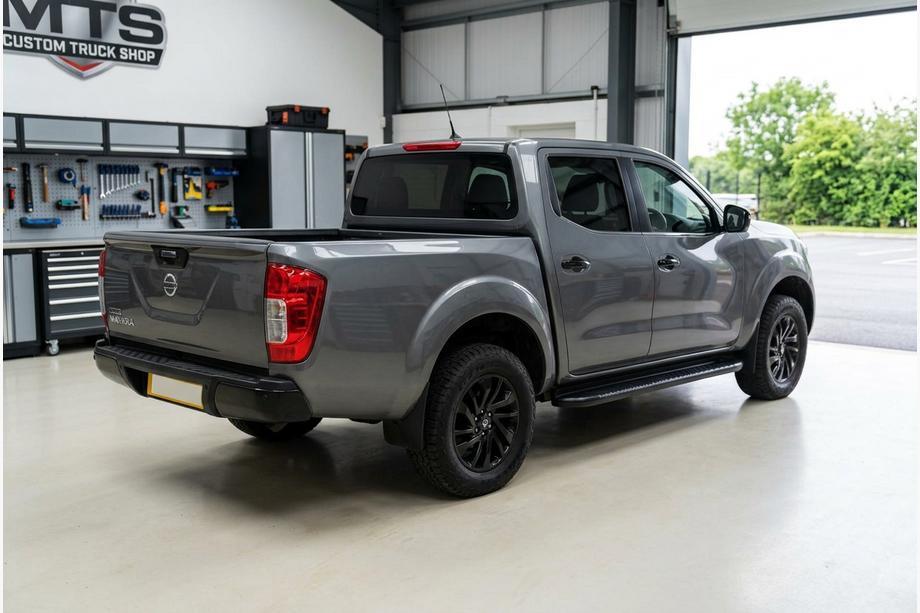 Nissan Navara/NP300 2016– Bosphore Black -sivukynnykset (2 kpl, alumiini) Image