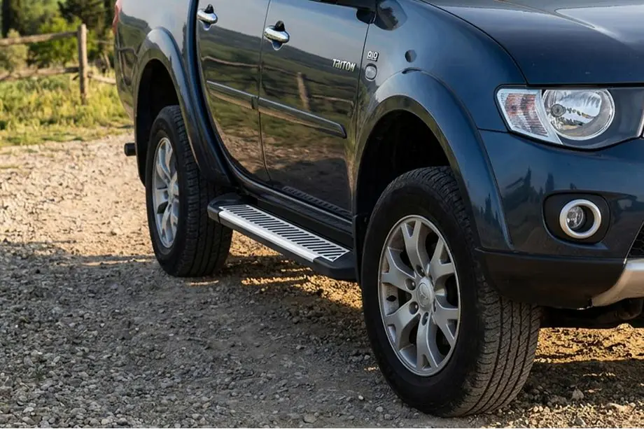 Mitsubishi L200 2015–2024 Line-sivuporrassarja (2 kpl, alumiini) Image