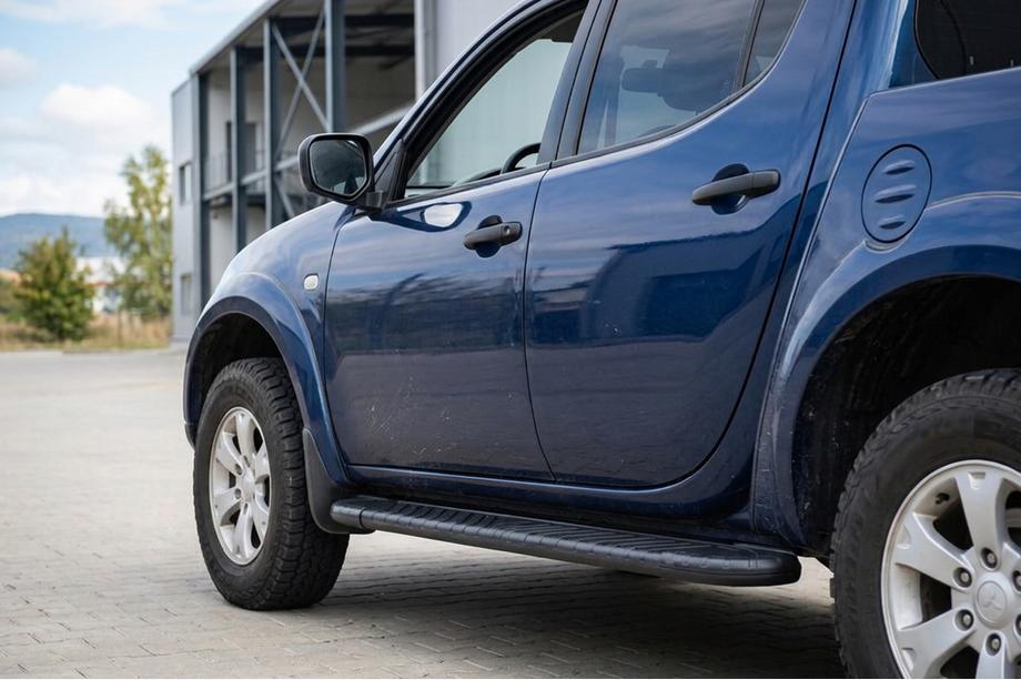 Mitsubishi L200 2015–2024 Bosphorus Black sivuastinlaudat (2 kpl, alumiini) Image
