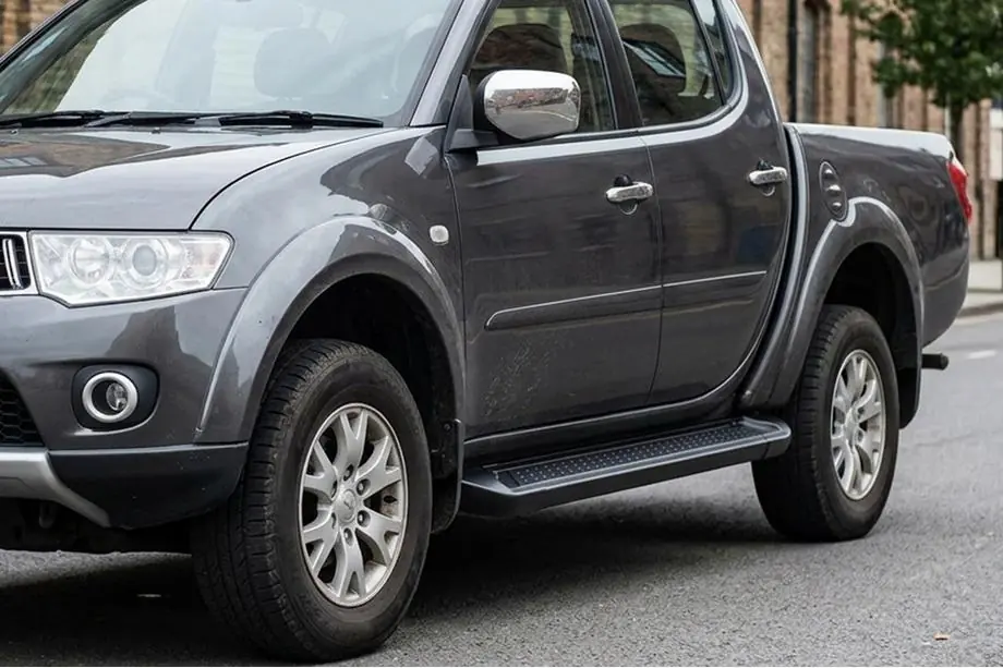 Mitsubishi L200 2015–2024 Allmond Black sivuaskelmat (2 kpl, alumiini) Image