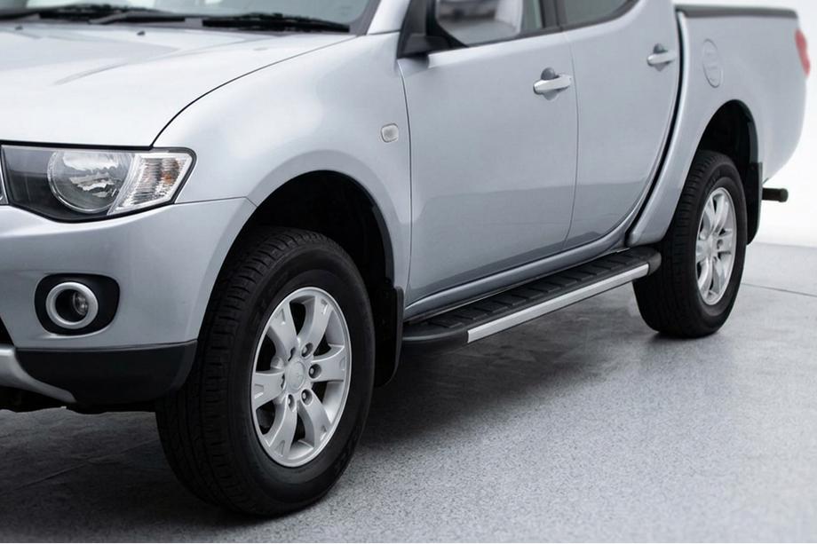 Mitsubishi L200 2015–2024 Duru sivuastinlaudat (2 kpl, alumiini) Image