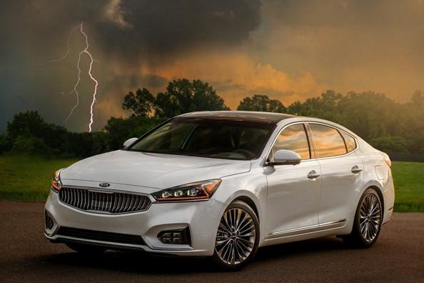 Kia Cadenza -tyylisedan: arvokkuutta, mukavuutta ja premium-laatua