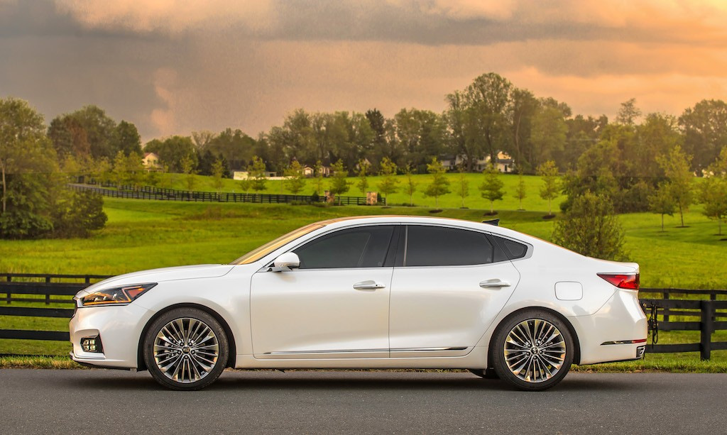 Kia Cadenza -tyylisedan: arvokkuutta, mukavuutta ja premium-laatua