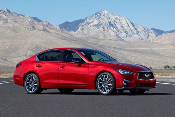 Premium-sedan Infiniti Q50