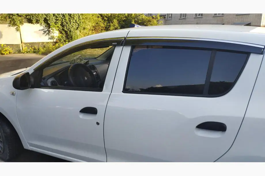 Renault Sandero 2013–2022 Sivulasien tuuliohjaimet kromilistalla HB (4 kpl, Niken) Kuva 1
