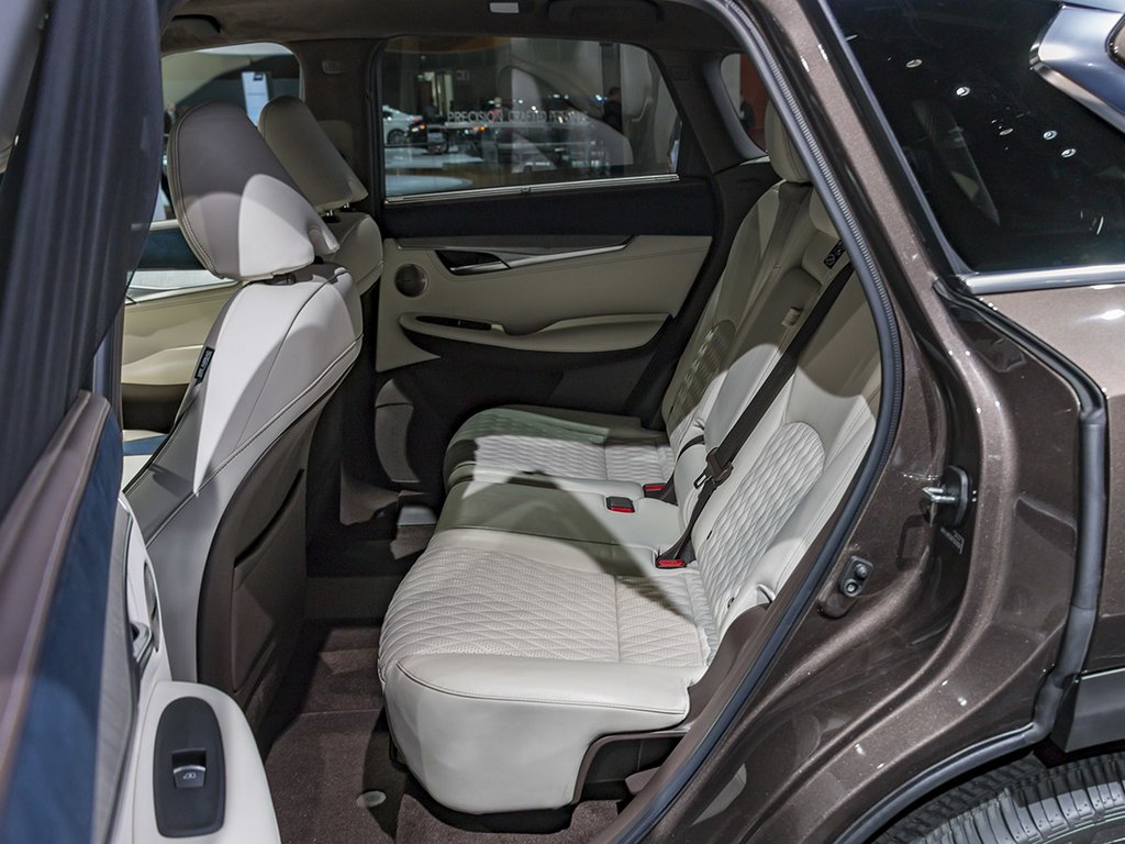 Premium-katumaasturi Infiniti QX50