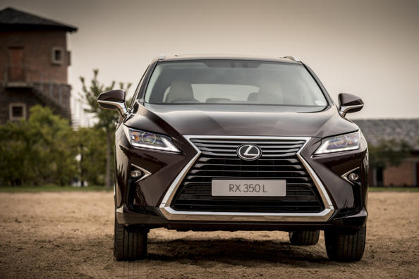 Pidennetyn Lexus RX 350L -crossoverin koeajo