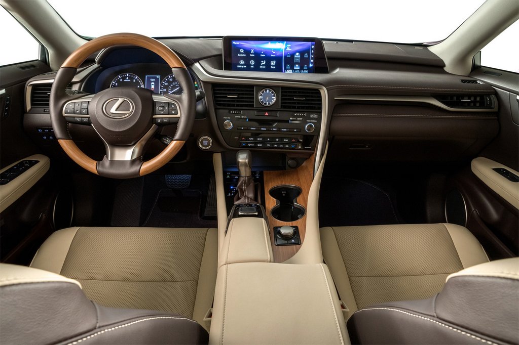 Pidennetyn Lexus RX 350L -crossoverin koeajo